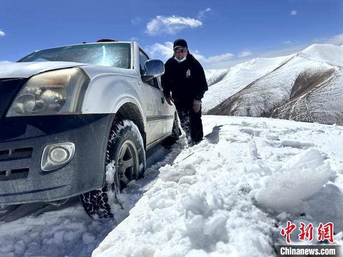 圖為生態(tài)管護(hù)人員準(zhǔn)備在雪地推車(chē)?！《“瓦_(dá)杰 攝