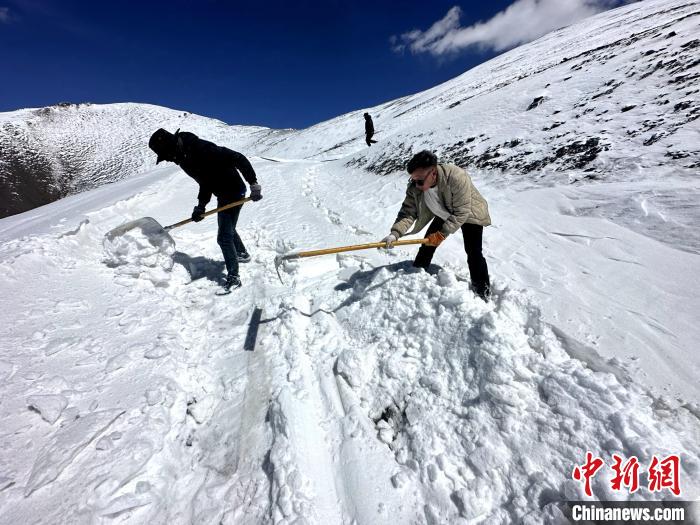 圖為生態(tài)管護(hù)人員在巡護(hù)道路上清雪?！《“瓦_(dá)杰 攝