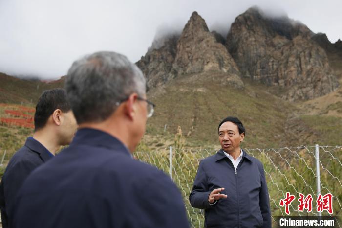 圖為西藏自治區(qū)人大常委會(huì)副主任、拉薩南北山綠化指揮部副總指揮江白(右)?！∝暣_ 攝