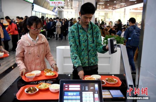 資料圖：某高校食堂學(xué)生在打飯。中新社記者 韓蘇原 攝