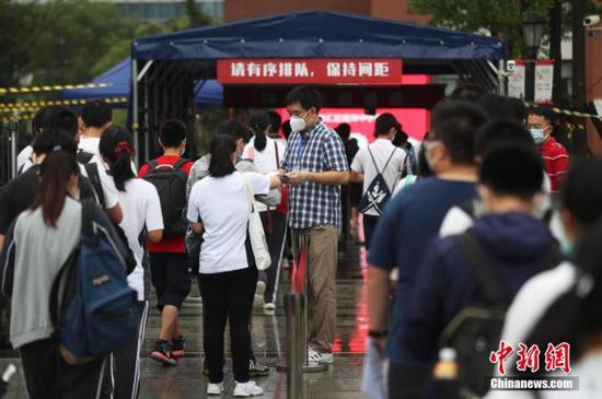 資料圖：2020年7月，上?？忌饺敫呖伎紙?。張亨偉 攝