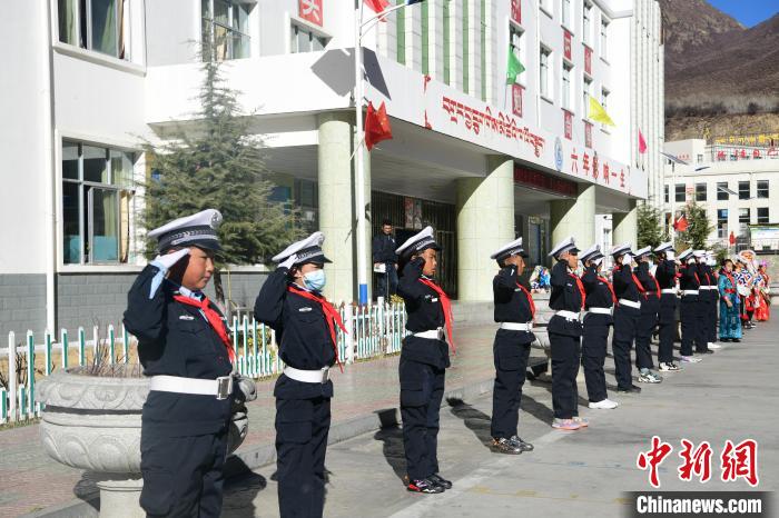 圖為加查縣安繞鎮(zhèn)小學學生爭當“小交警”體驗交警工作。　貢嘎來松 攝