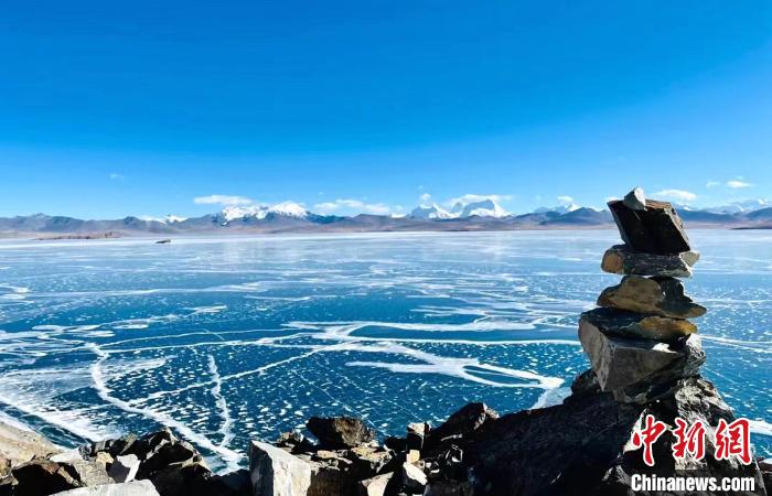 圖為普瑪江塘鄉(xiāng)境內(nèi)的雪山、冰湖美景。　浪卡子縣網(wǎng)信辦供圖