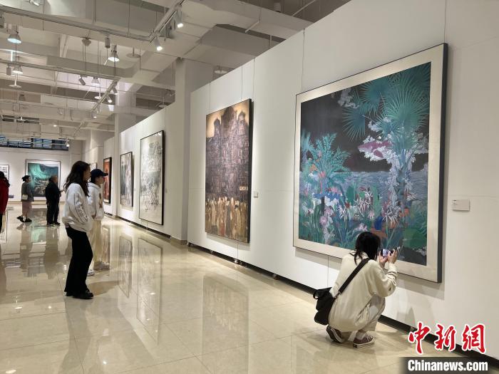 圖為全國青年教師中國畫學術(shù)邀請展吸引學生觀展?！＄婌?攝