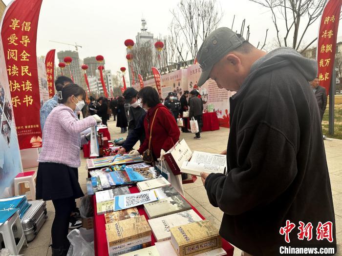 圖為民眾在活動(dòng)現(xiàn)場(chǎng)讀書、購(gòu)書。　李雋 攝