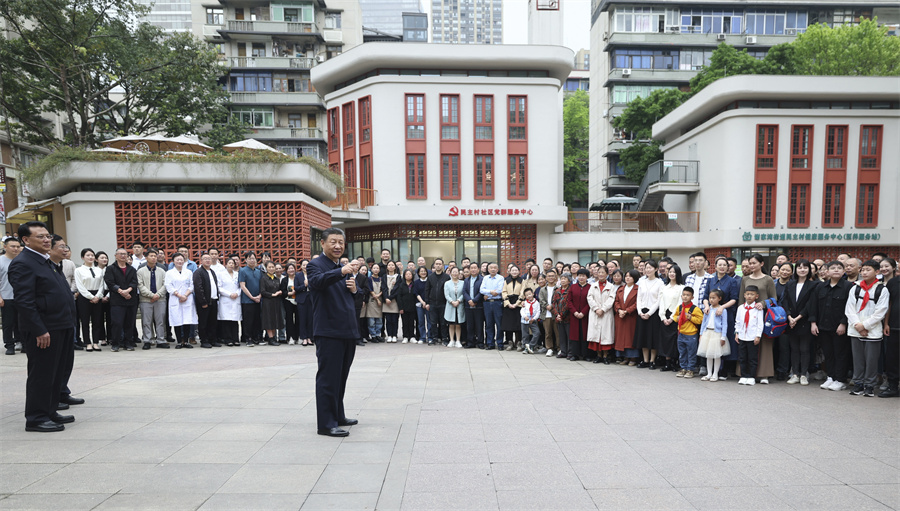 2024年4月22日至24日，中共中央總書記、國家主席、中央軍委主席習近平在重慶考察。這是22日下午，習近平在九龍坡區(qū)謝家灣街道民主村社區(qū)考察時，同社區(qū)居民親切交流。新華社記者 鞠鵬 攝