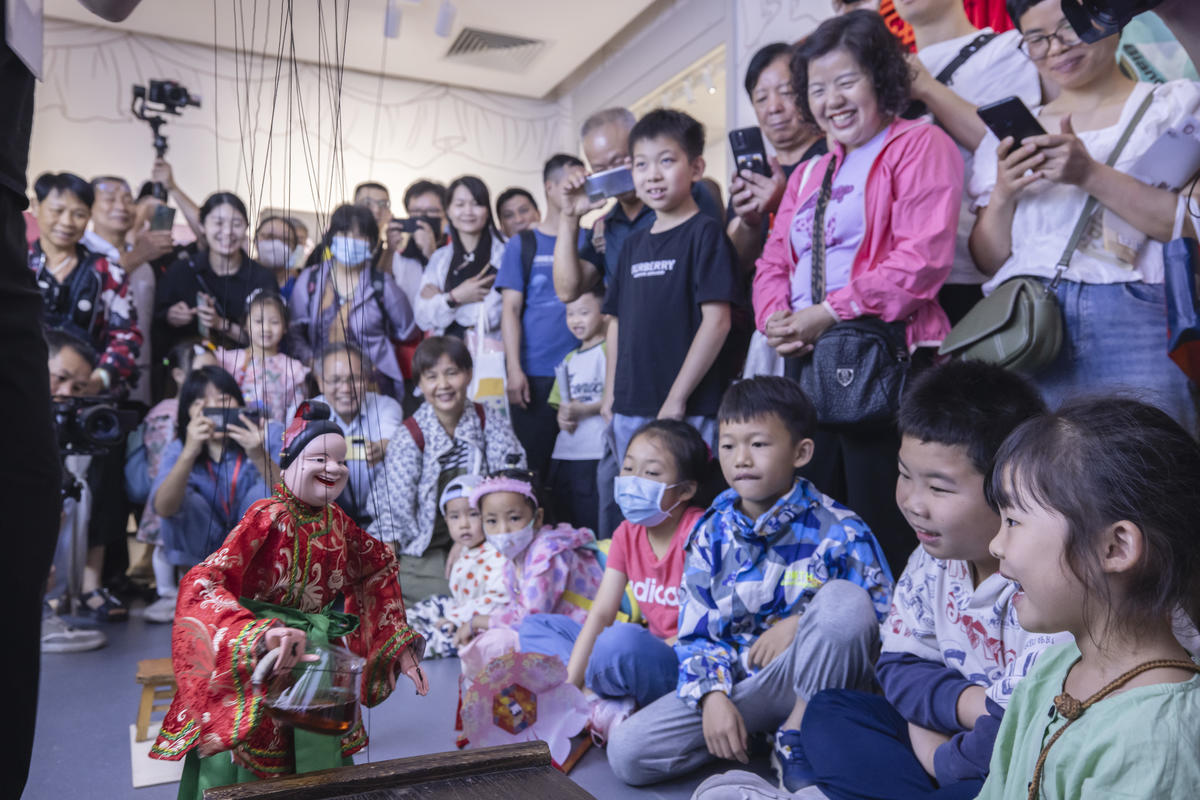 5月1日，廣州市白鵝潭大灣區(qū)藝術(shù)中心非物質(zhì)文化遺產(chǎn)館內(nèi)，精彩的梅縣提線木偶戲表演吸引了眾多游客駐足觀賞。 來源：人民圖片網(wǎng)