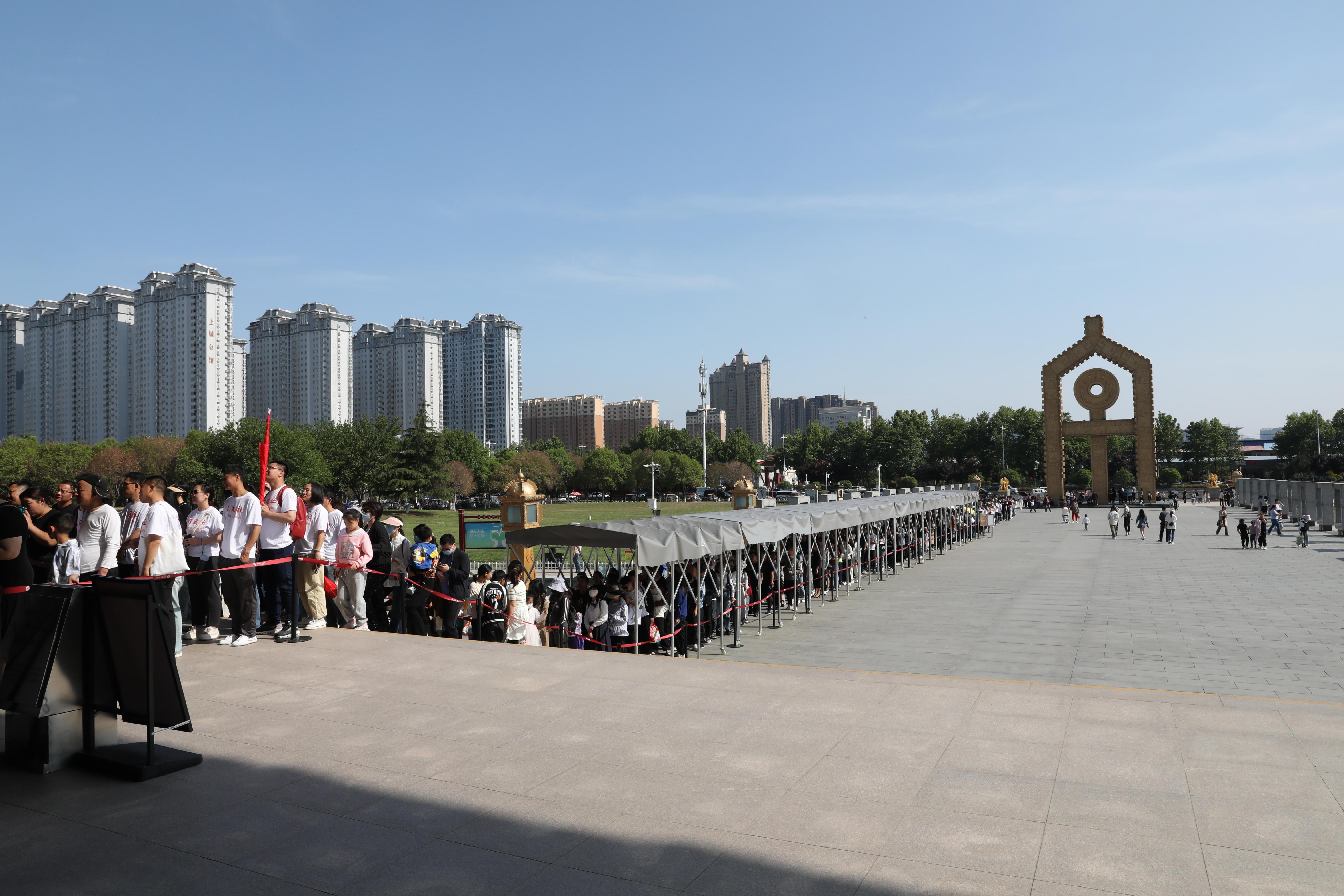 “五一”期間，中國文字博物館外游客有序排隊。中國文字博物館供圖