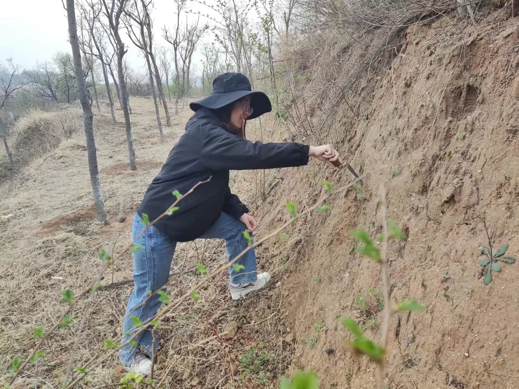 李靜仔細清理地層剖面