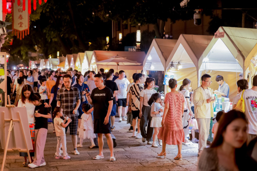 本屆中國(guó)大運(yùn)河廟會(huì)吸引不少市民游客前來(lái)參觀游玩。拱墅區(qū)委宣傳部供圖