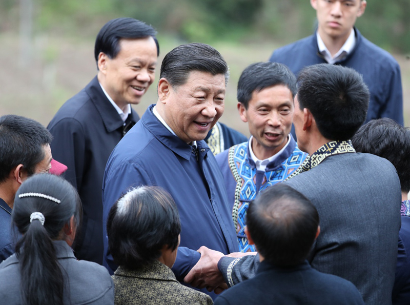 2019年4月15日至17日，中共中央總書記、國家主席、中央軍委主席習(xí)近平在重慶考察，并主持召開解決“兩不愁三保障”突出問題座談會。這是4月15日下午，習(xí)近平在石柱土家族自治縣中益鄉(xiāng)華溪村同村民親切交流。新華社記者 丁海濤 攝