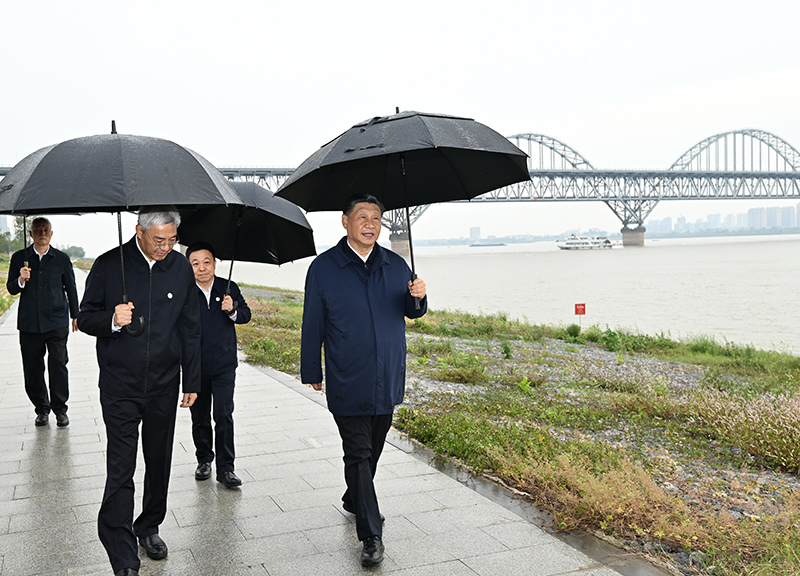 2023年10月10日至13日，中共中央總書記、國家主席、中央軍委主席習近平在江西考察。這是10日下午，習近平在長江國家文化公園九江城區(qū)段考察時，冒雨沿江堤步行察看沿岸風貌。新華社記者 謝環(huán)馳 攝