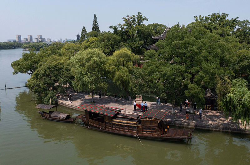 2022年7月27日，南湖紅船?？吭谡憬〖闻d市南湖旅游區(qū)的湖心島旁。