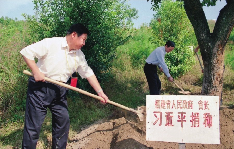 2001年10月，習(xí)近平在龍巖市長(zhǎng)汀縣調(diào)研水土流失治理工作，在河田世紀(jì)生態(tài)園為樹培土。圖源：《習(xí)近平在福建（下）》