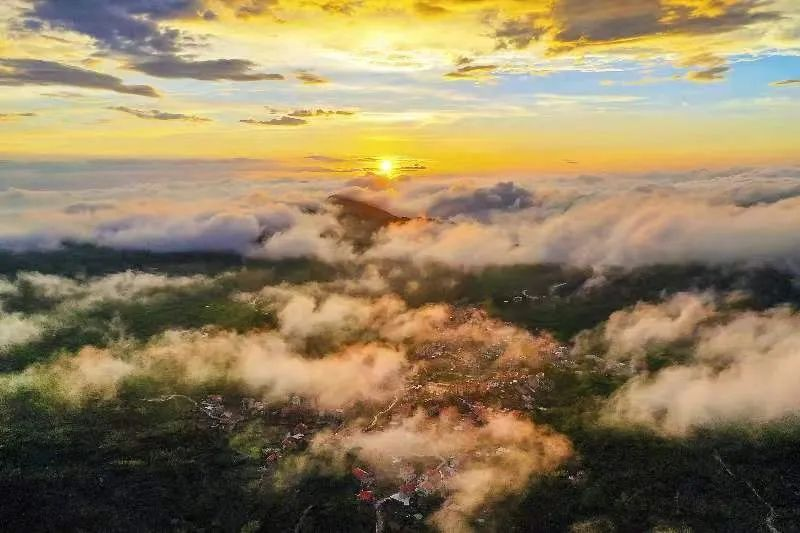 圖為云霧繚繞的軍營村，群山盡翠，紅瓦掩映。廈門市委宣傳部供圖