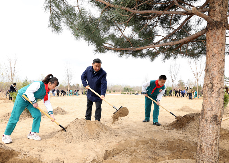 2022年3月，習近平總書記來到北京市大興區(qū)黃村鎮(zhèn)參加首都義務植樹活動，同大家一起植樹。新華社記者 黃敬文 攝