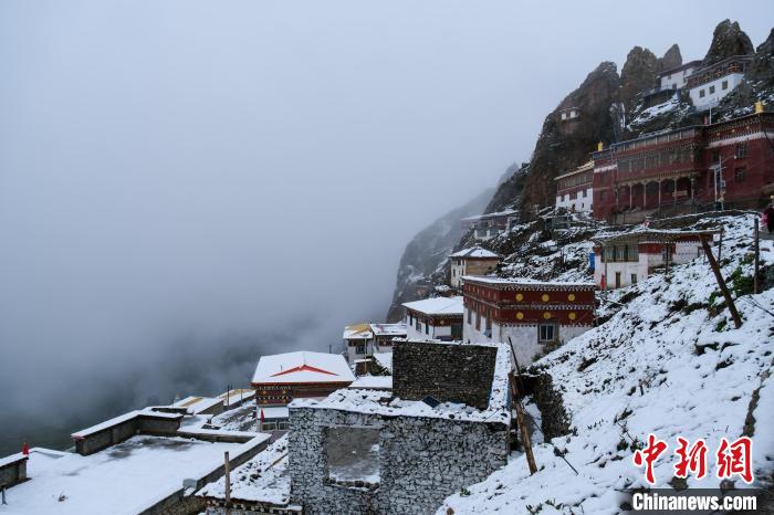 位于孜珠山頂?shù)乃聫R被云霧環(huán)繞，猶如仙境。　江飛波 攝