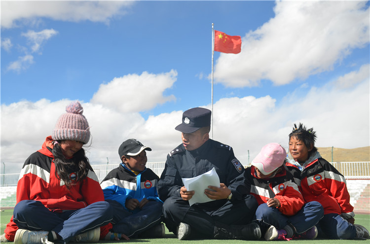 圖為帕羊邊境派出所民警在轄區(qū)學(xué)校宣講全會精神。李忠勤 攝_副本.jpg