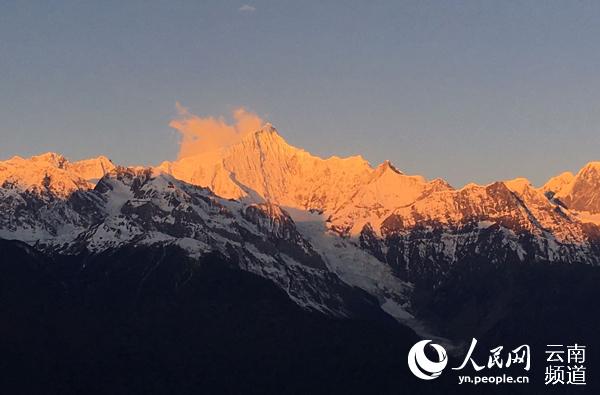 迪慶梅里雪山“日照金山”景觀。（供圖）