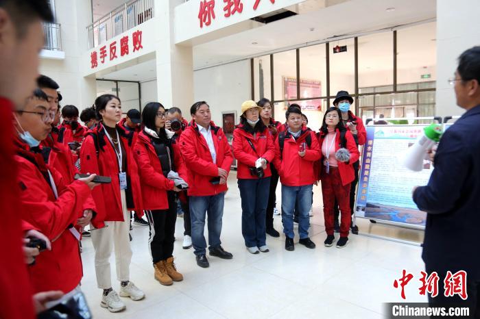 圖為中外媒體采訪三江源國家公園瀾滄江源園區(qū)生態(tài)保護成效。　張?zhí)砀?攝