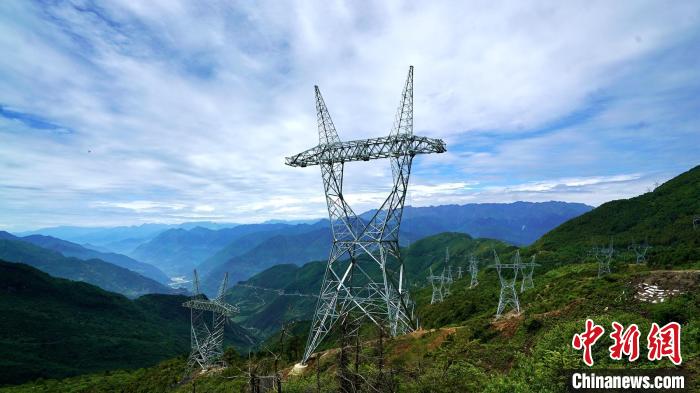 甘蜀改500千伏線路二郎山上的輸電線路鐵塔群?！∽T謝陽 攝