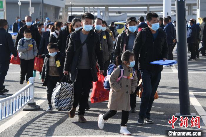 圖為搬遷民眾剛出火車站。　丁凱 攝