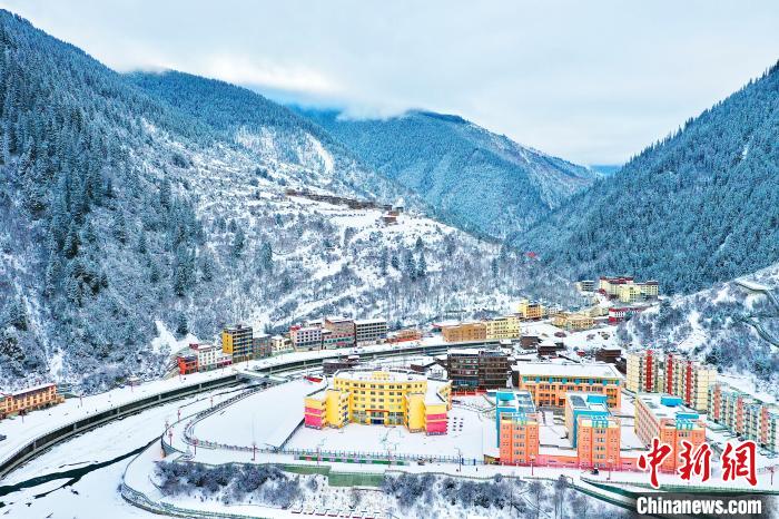 壤塘的雪后美景?！∪捞量h融媒體中心供圖