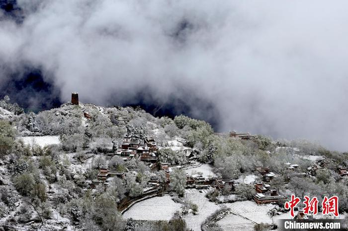 雪后的藏寨和碉樓構(gòu)成美麗的雪景。　降初澤郎 攝