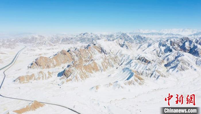 圖為無人機(jī)航拍高原雪景?！《继m縣融媒體中心供圖