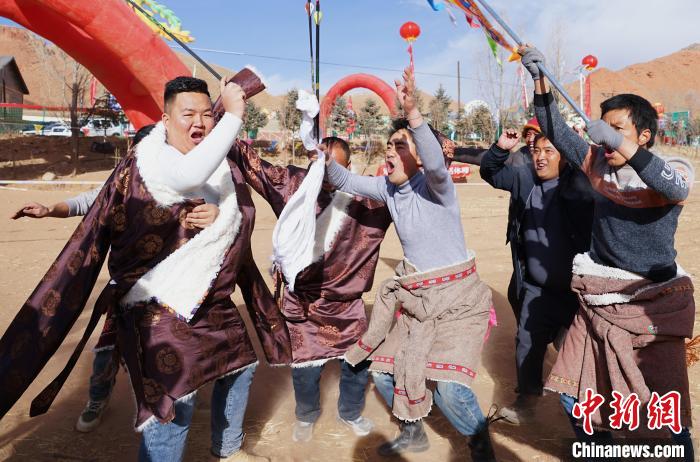 圖為藏族民眾跺腳歡呼慶祝弓箭手射中靶心?！●R銘言 攝