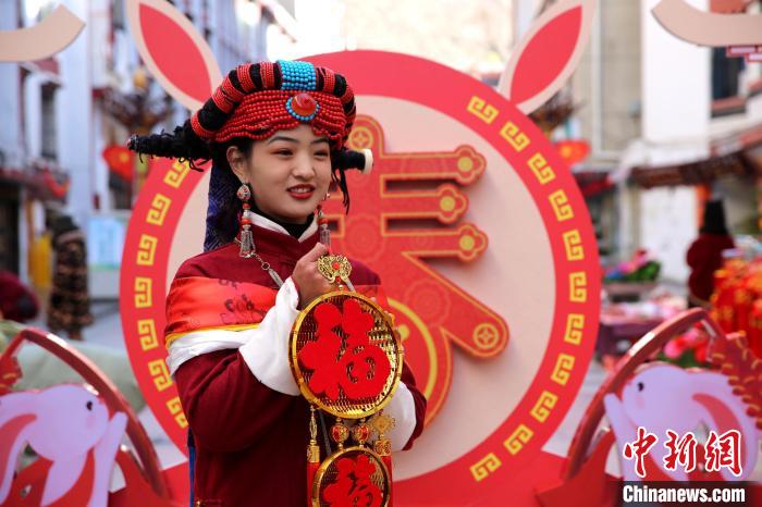 身著嘉絨藏族服飾的丹巴女孩送祝福?！〖o 攝