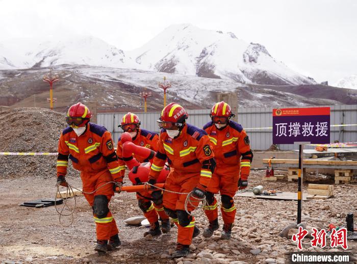 圖為地震實戰(zhàn)拉動現(xiàn)場，參演人員正在轉(zhuǎn)移受傷人員?！∮駱湎拦﹫D