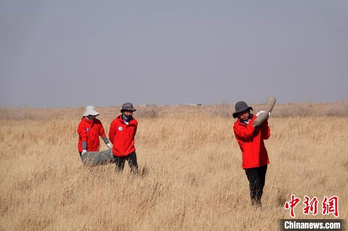 格爾木濕地站建設(shè)過(guò)程中，第二次青藏科考中科院空天院分隊(duì)隊(duì)員化身搬運(yùn)工，在高原上開(kāi)展體力勞動(dòng)?！?lt;a target='_blank' href='/'><p  align=