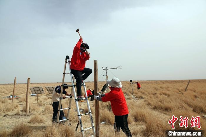 格爾木濕地站建設(shè)過(guò)程中，第二次青藏科考中科院空天院分隊(duì)隊(duì)員揮錘安裝防護(hù)欄?！?lt;a target='_blank' href='/'><p  align=