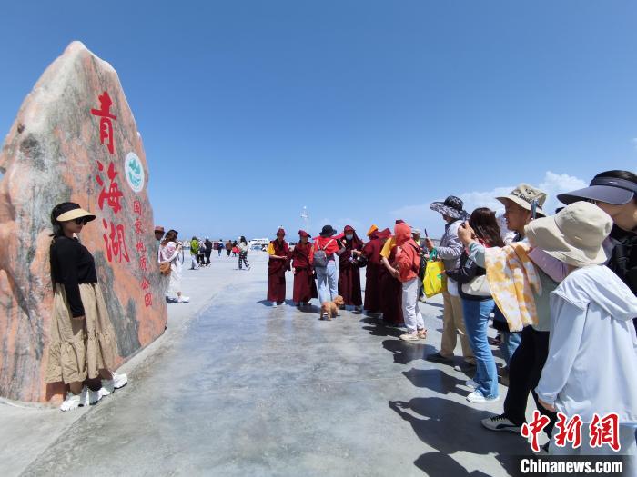 圖為航拍青海湖美景引游客拍照打卡。　祁增蓓 攝