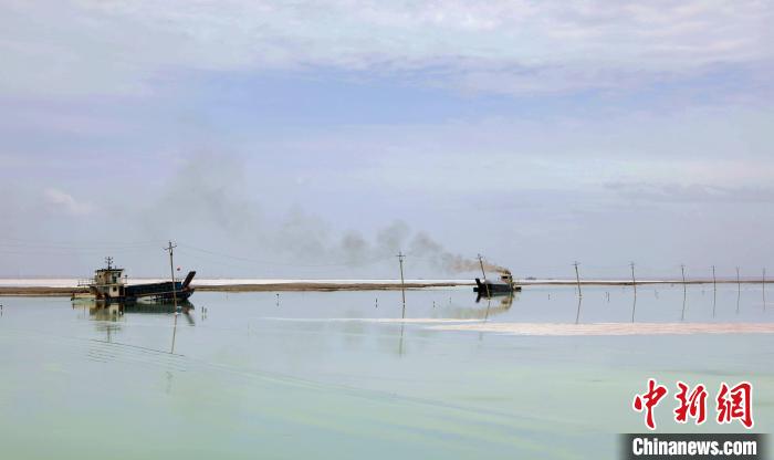 “天空之鏡”青海茶卡鹽湖：迎黃金旅游季，獨(dú)特景色引客來(lái)