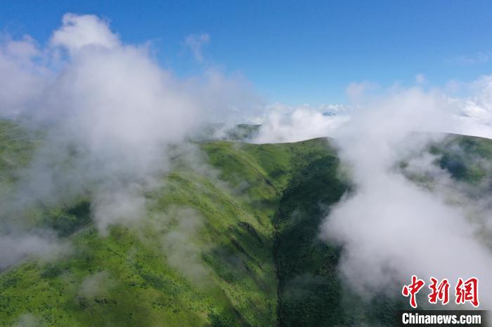 航拍賽來塘鎮(zhèn)山間云霧繚繞?！●R銘言 攝