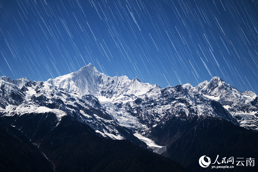 梅里雪山“星河流淌”奇觀。趙一舟攝