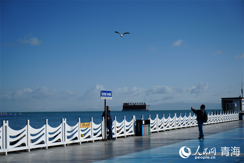 游客在青海湖二郎劍景區(qū)游玩。人民網(wǎng) 況玉攝