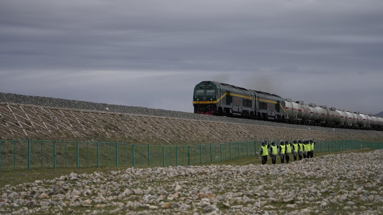 乘坐火車飛馳在青藏鐵路，每隔一兩公里便能看到窗外的護路隊員。看到火車駛過，他們都要面向列車敬禮，如同一尊莊嚴雕塑般定格在乘客心里。人民網(wǎng) 陳博文 攝