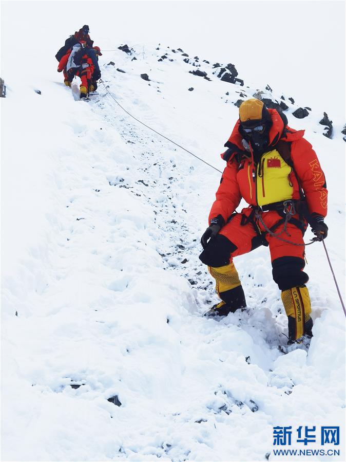 （2020珠峰高程測(cè)量）（3）珠峰高程測(cè)量登山隊(duì)撤回前進(jìn)營(yíng)地 登頂日期將再調(diào)整