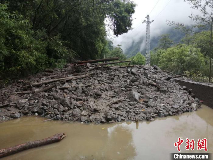 圖為7月21日，G318線川藏公路林芝巴宜區(qū)至波密縣路段因自然災(zāi)害中斷。林芝市巴宜區(qū)公安局 供圖