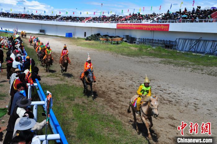 圖為少年騎手騎乘沒有馬鞍的賽馬，靠雙腳夾住馬馳騁在跑道上?！垈?攝