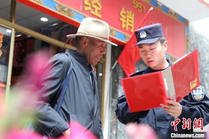 圖為民警在邊境村莊宣傳邊境政策法規(guī)?！問|出入境邊防檢查站供圖 攝