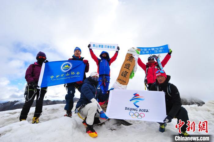 圖為5日，登山者在洛堆峰頂合影?！垈?攝