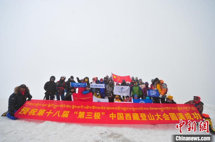 圖為5日，登山者在洛堆峰頂合影?！垈?攝