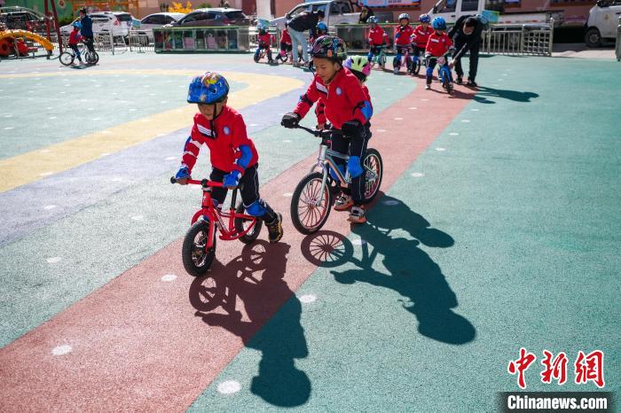 圖為拉薩市實(shí)驗(yàn)幼兒園孩子們正在練習(xí)滑步車(chē)?！『闻罾?攝