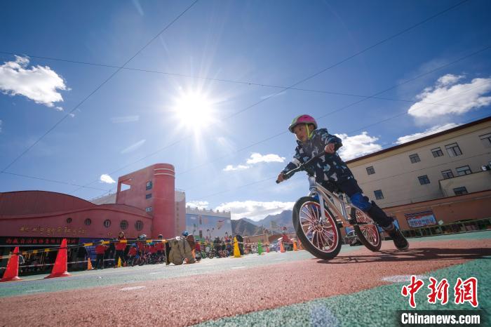 圖為拉薩市實(shí)驗(yàn)幼兒園孩子們正在練習(xí)滑步車(chē)?！『闻罾?攝