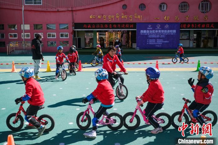 圖為拉薩市實(shí)驗(yàn)幼兒園孩子們正在練習(xí)滑步車(chē)?！『闻罾?攝