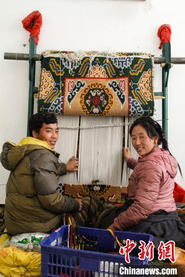 圖為1月15日，在日喀則市謝瑪氆氌農(nóng)村合作社，拉孜村一對夫婦在編織卡墊(資料圖)?！≮w朗 攝